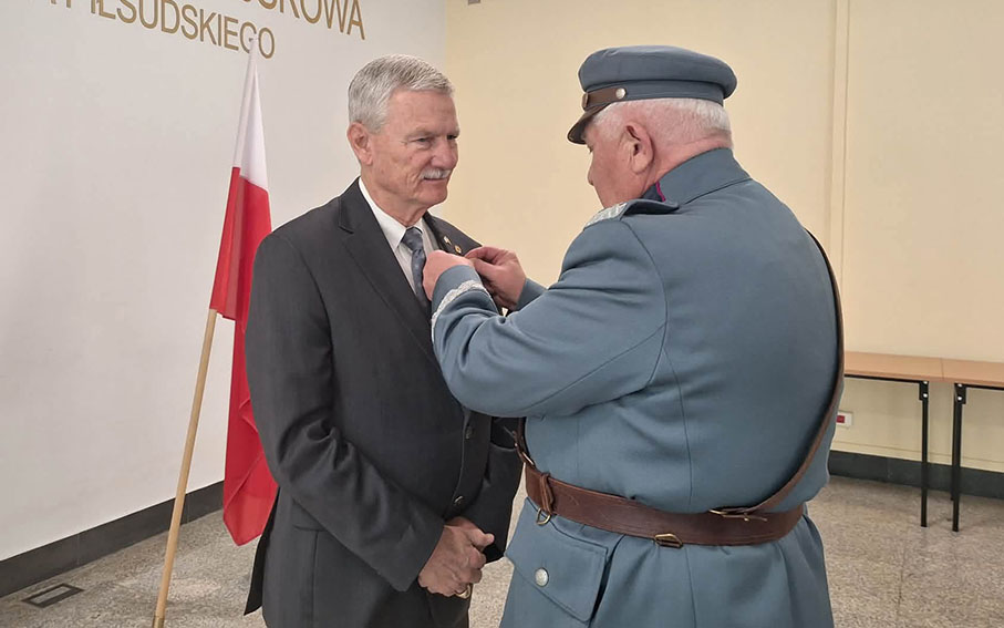 Jim Mazurkiewicz uhonorowany Złotym Krzyżem Honorowym Związku Piłsudczyków