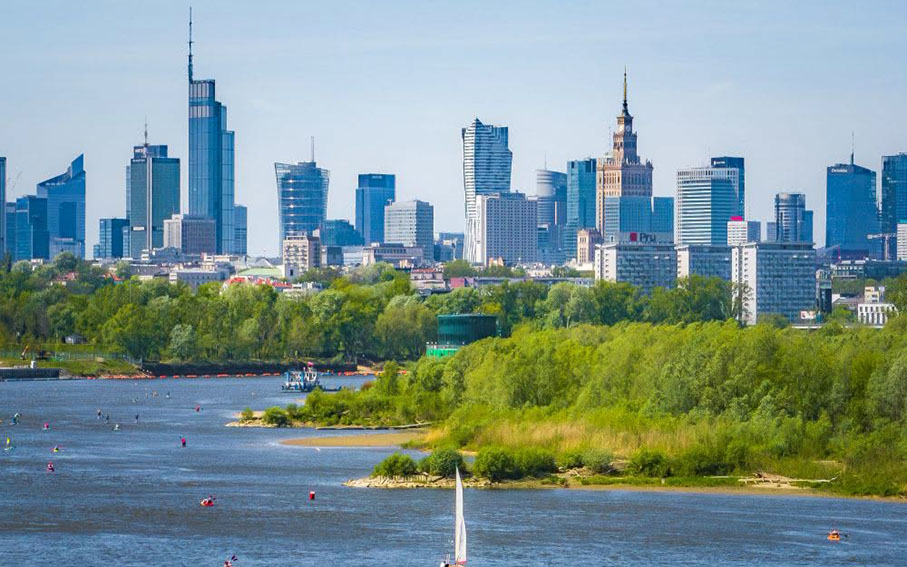 Warszawa pnie się w górę